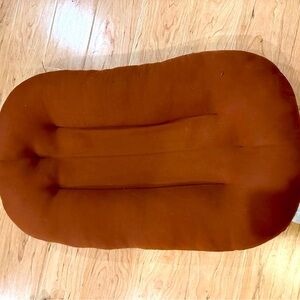 Excellent condition!! Snuggle Me Organic Gingerbread Infant Lounger.